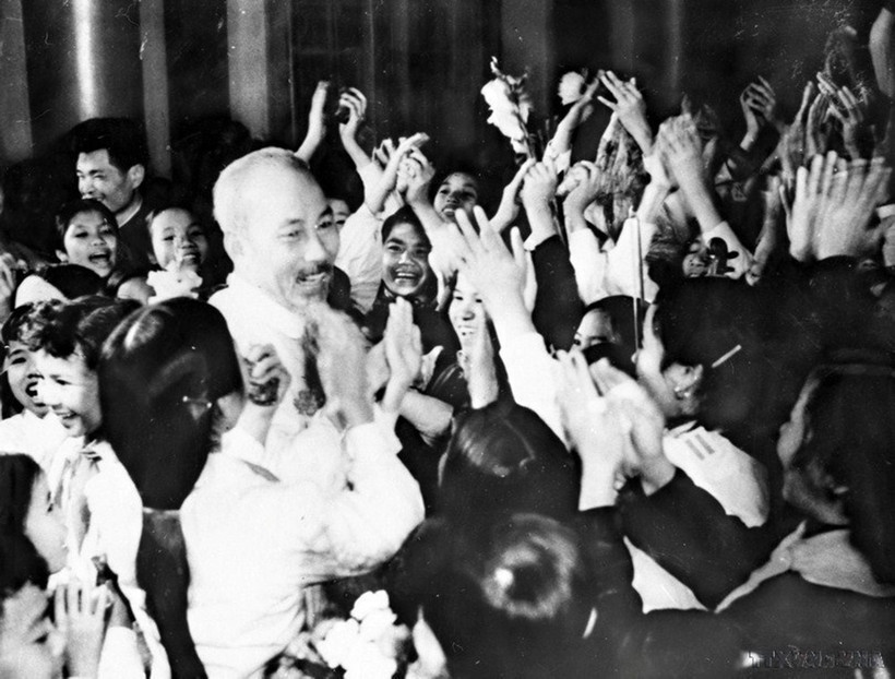 Các đại biểu dự Đại hội Văn nghệ Toàn quốc lần thứ III nồng nhiệt đón chào Chủ tịch Hồ Chí Minh đến dự Đại hội (26/11/1962). (Nguồn: TTXVN)