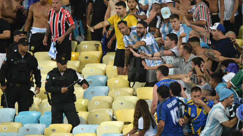 Cảnh sát Brazil và người hâm mộ Argentina trên khán đài. (Ảnh: AFP)