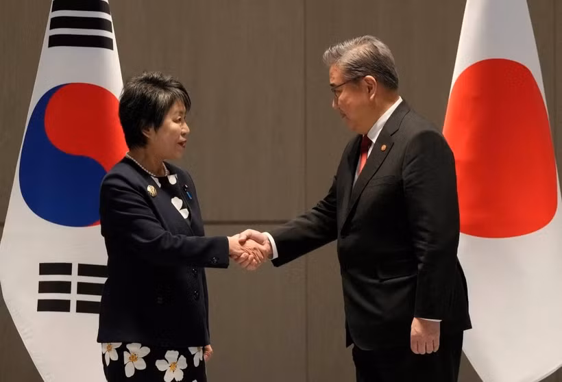 Ngoại trưởng Hàn Quốc Park Jin và người đồng cấp Nhật Bản Yoko Kamikawa tại Busan. (Nguồn: Reuters)