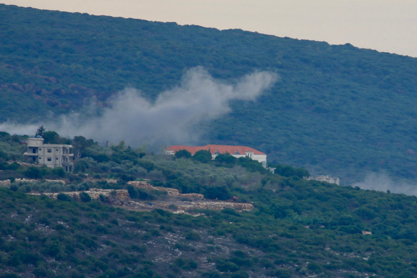 Khói bốc lên sau cuộc pháo kích của Israel tại Tayr Harfa, Liban ngày 12/11/2023. (Ảnh: THX/TTXVN)