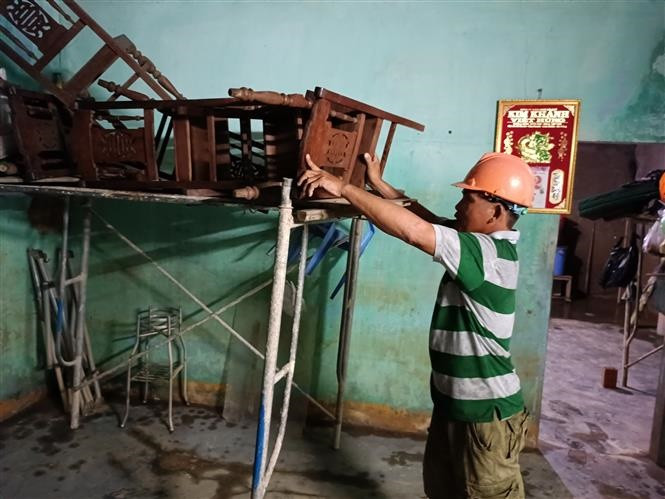 Người dân tại phường Hòa Khánh Nam, quận Liên Chiểu, thành phố Đà Nẵng, chủ động kê cao tài sản phòng ngập nước do mưa lớn. (Ảnh: Quốc Dũng/TTXVN)