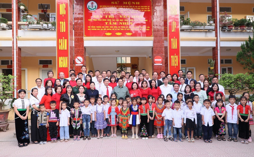 Thủ tướng Phạm Minh Chính với giáo viên, học sinh Trường Phổ thông Dân tộc Bán trú Tiểu học Pa Tần. (Ảnh: Dương Giang/TTXVN)