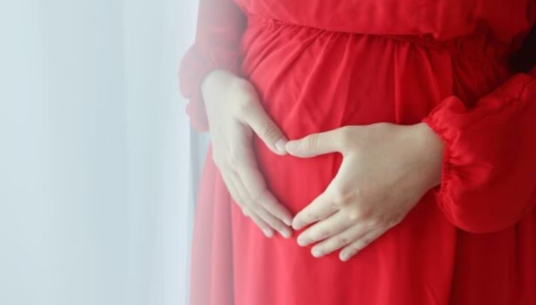 Nhiều người lớn tuổi mong muốn con cháu mình tuân theo những tập tục mê tín được truyền lại từ thế hệ trước để tăng cơ hội mang thai thành công. (Nguồn: Shutterstock)