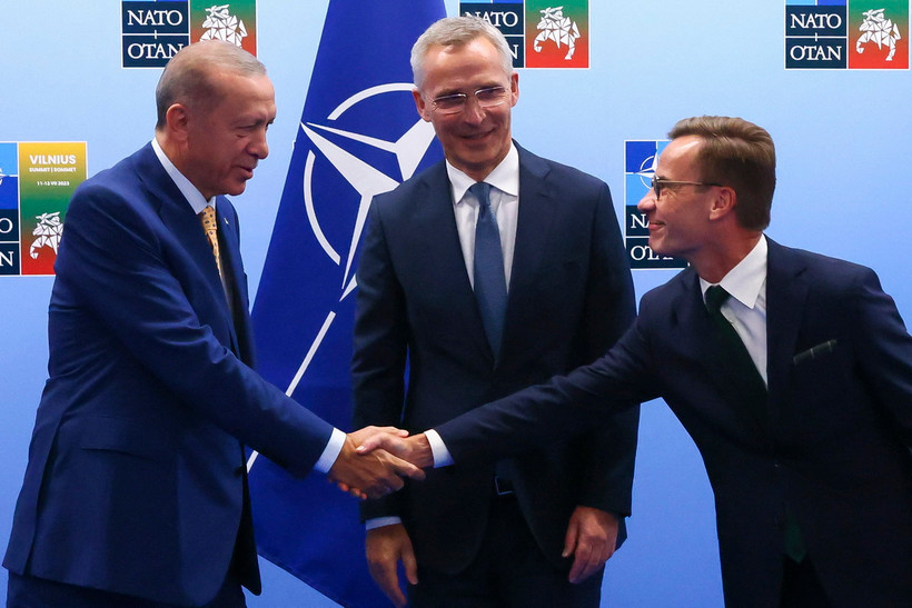 (Từ trái sang) Tổng thống Thổ Nhĩ Kỳ Recep Tayyip Erdogan, Tổng Thư ký NATO Jens Stoltenberg và Thủ tướng Thụy Điển Ulf Kristersson tại cuộc gặp ở Vilnius, Litva ngày 10/7/2023. (Ảnh: AFP/TTXVN)
