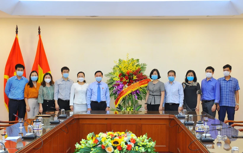 Phó Chủ tịch Quốc hội Nguyễn Khắc Định tặng hoa chúc mừng Thông tấn xã Việt Nam nhân kỷ niệm 96 năm Ngày Báo chí Cách mạng Việt Nam (21/6/1925-21/6/2021). (Ảnh: Minh Đức/TTXVN)