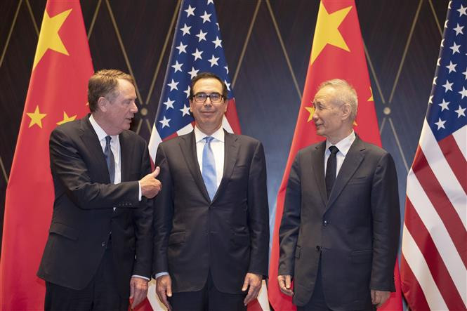 Đại diện Thương Mại Mỹ Robert Lighthizer, Bộ trưởng Tài chính Mỹ Steven Mnuchin và Phó Thủ tướng Trung Quốc Lưu Hạc tại vòng đàm phán thương mại ở Thượng Hải, Trung Quốc ngày 31/7/2019. (Nguồn: AFP/TTXVN) 