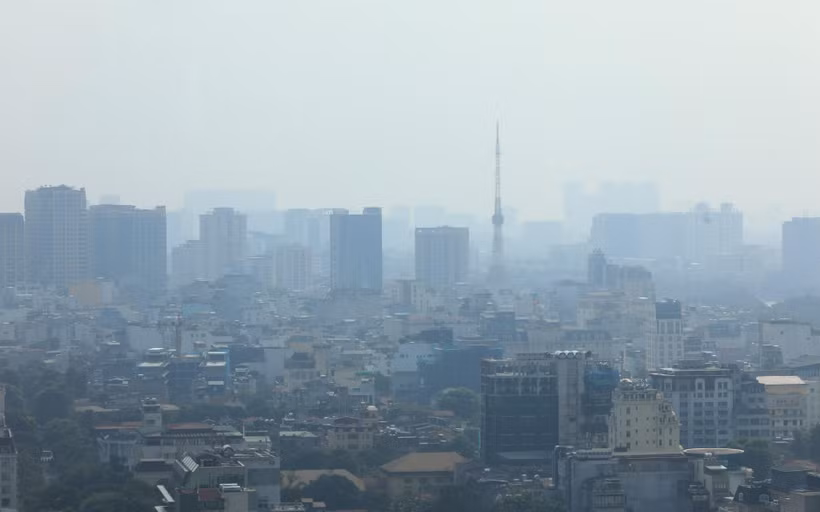 Hiện tượng bụi mịn, sương mù quang học gây ô nhiễm không khí ở Hà Nội lại có xu hướng trở lại. (Ảnh: Thành Đạt/TTXVN) 