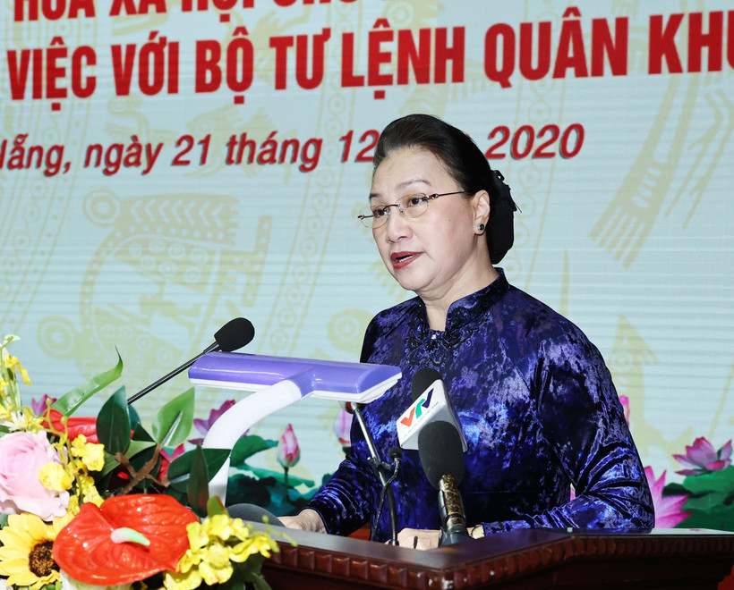 Chủ tịch Quốc hội Nguyễn Thị Kim Ngân phát biểu chúc mừng cán bộ, lãnh đạo chỉ huy Bộ Tư lệnh Quân khu 5 nhân kỷ niệm 76 năm Ngày thành lập QĐND Việt Nam và 31 năm Ngày hội Quốc phòng toàn dân. (Ảnh: Trọng Đức/TTXVN) 