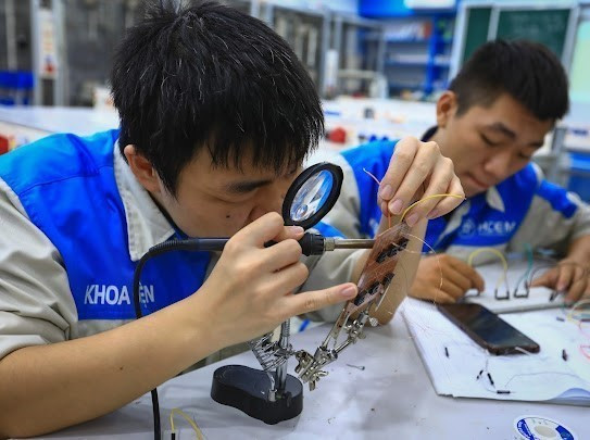 Năm 2023, lực lượng lao động đã qua đào tạo có bằng cấp, chứng chỉ ở Việt Nam chiếm 27% lao động cả nước. (Ảnh: Hoàng Hiếu/TTXVN)