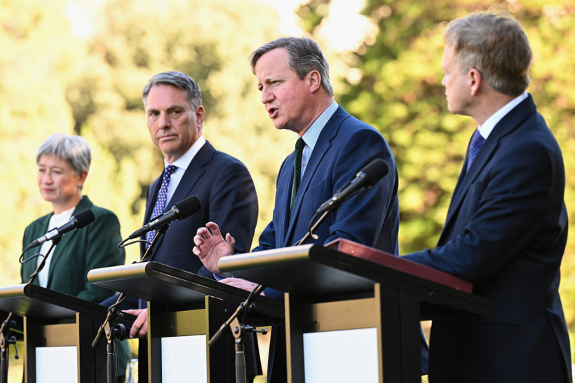 Ngoại trưởng Australia Penny Wong, Bộ trưởng Quốc phòng Australia Richard Marles, Ngoại trưởng Anh David Cameron và Bộ trưởng Quốc phòng Anh Grant Shapps tại cuộc họp báo ở Adelaide (Australia) ngày 22/3/2024. (Ảnh: AFP/TTXVN)