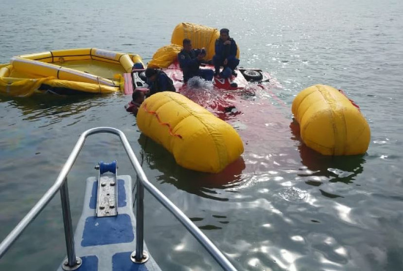 Chiếc máy bay trực thăng đang thực hiện chuyến bay huấn luyện thì bị rơi xuống biển gần đảo Angsa. (Nguồn: Facebook)