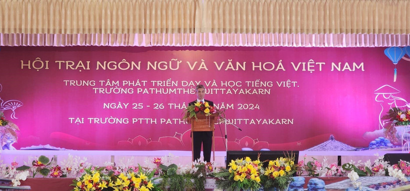 Tổng Lãnh sự Việt Nam tại Khon Kaen, ông Chu Đức Dũng, phát biểu tại hội trại. (Ảnh: TTXVN phát)