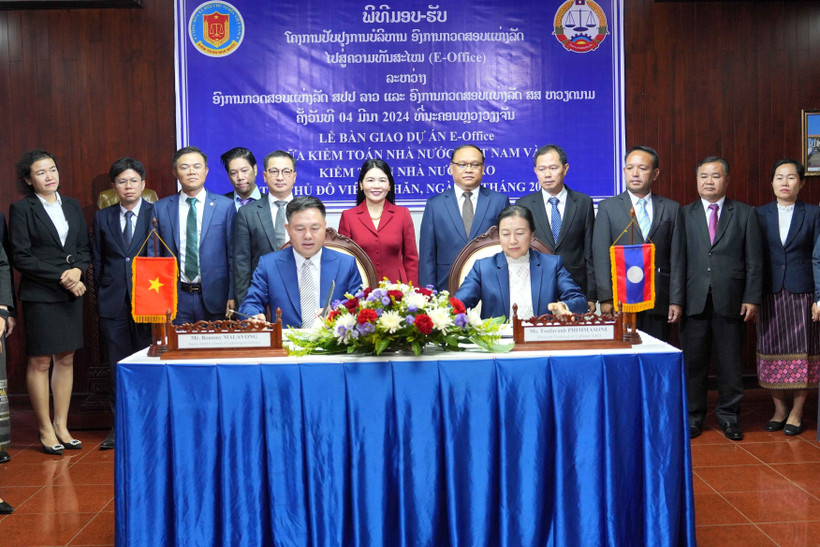 Chiều 4/3, tại thủ đô Vientiane diễn ra Lễ bàn giao Dự án cải tiến công tác quản trị hoạt động văn phòng theo hướng hiện đại hóa (Dự án E-office) giữa Cơ quan Kiểm toán Nhà nước Việt Nam (KTNN) và Cơ quan Kiểm toán Nhà nước Lào. (Ảnh: Đỗ Bá Thành/TTXVN)
