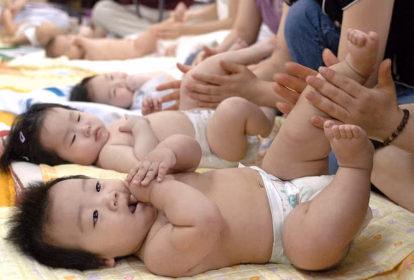 Chăm sóc trẻ sơ sinh tại Seoul, Hàn Quốc. (Ảnh: AFP/TTXVN)