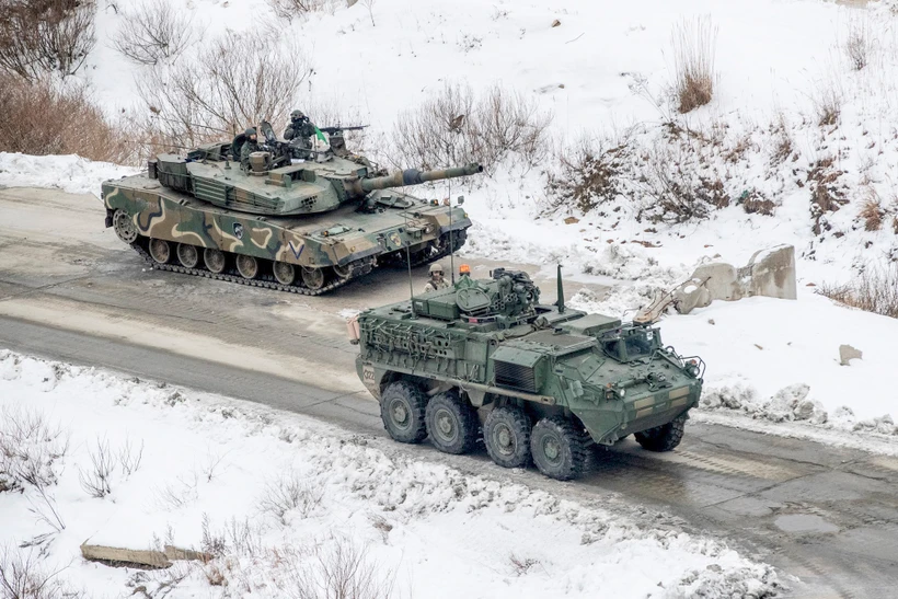 Xe tăng Stryker và K1A2 tham gia cuộc tập trận bắn đạn thật ở thành phố Pocheon, gần biên giới với Triều Tiên ngày 4/1/2024. (Ảnh: YONHAP/TTXVN)