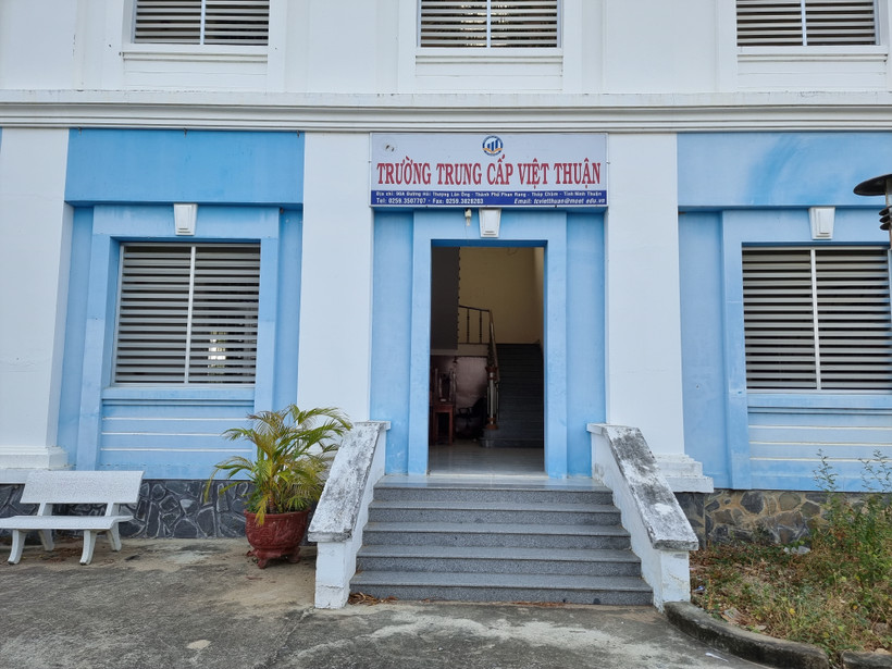 Trường Trung cấp Việt Thuận, nơi để xảy ra sự việc “nợ bằng” tốt nghiệp đại học của học viên kéo dài. (Ảnh: Nguyễn Thành/TTXVN)
