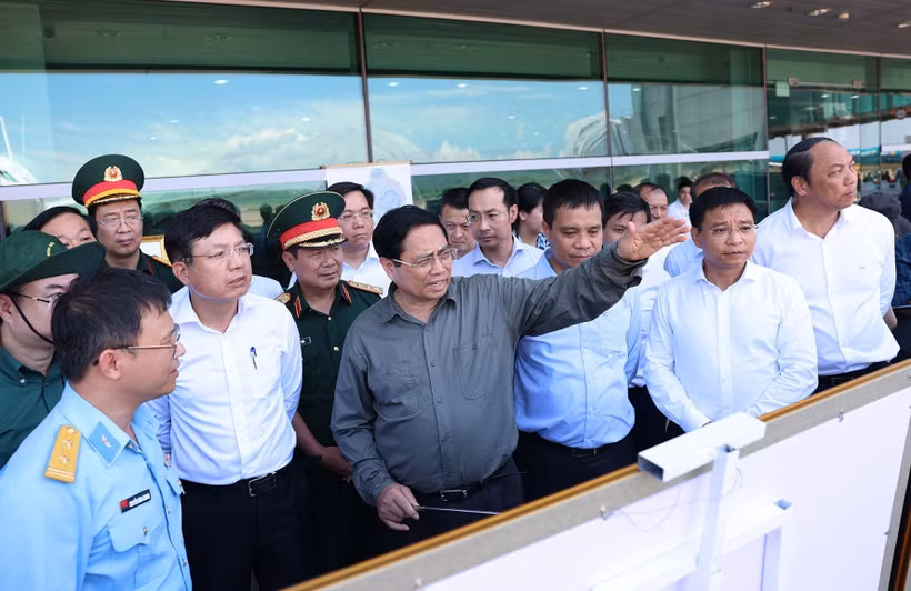 Thủ tướng Phạm Minh Chính khảo sát dự án mở rộng nhà ga Cảng Hàng không Quốc tế Phú Quốc. (Ảnh: Dương Giang/TTXVN)