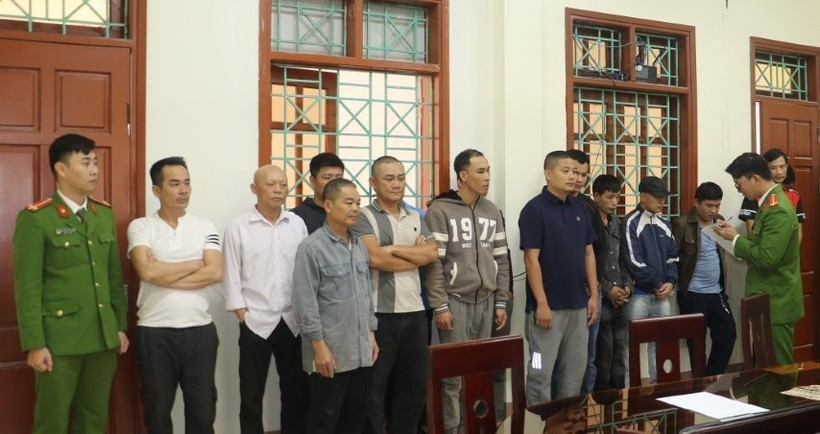 Các đối tượng đánh bạc dưới hình thức xóc đĩa bị bắt giữ. (Ảnh: Trịnh Duy Hưng/TTXVN)