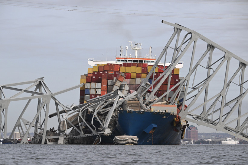 Hiện trường vụ sập cầu Francis Scott Key ở thành phố Baltimore, bang Maryland (Mỹ), sau khi bị tàu chở hàng đâm trúng, ngày 26/3/2024. (Ảnh: AFP/TTXVN)