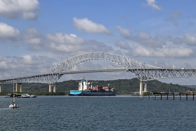 Tàu chở hàng di chuyển qua kênh đào Panama tại khu vực Panama City. (Ảnh: AFP/TTXVN)