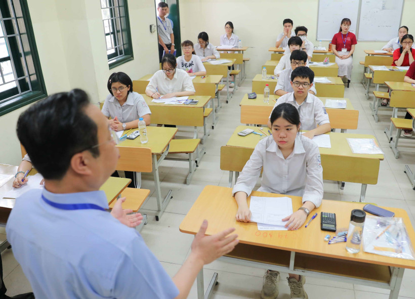 Giám đốc Sở Giáo dục và Đào tạo Hà Nội Trần Thế Cương kiểm tra và động viên thí sinh trong kỳ thi vào lớp 10. (Ảnh: TTXVN)