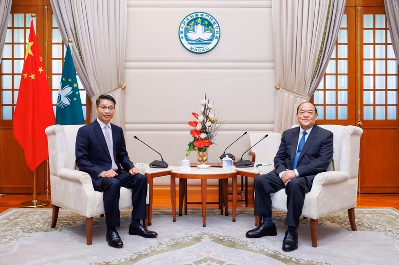 Tổng Lãnh sự Phạm Bình Đàm (trái) chào từ biệt Trưởng Đặc khu Macau Hạ Nhất Thành. (Ảnh: TTXVN phát)