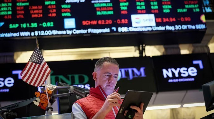 Hoạt động giao dịch trên sàn chứng khoán New York, Mỹ. (Ảnh: Reuters/TTXVN)