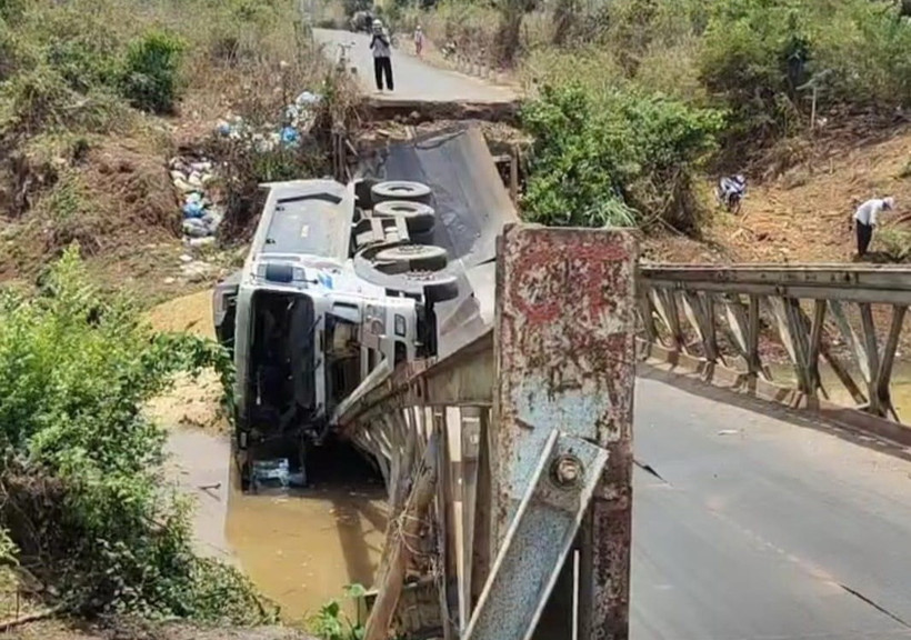 Hiện trường vụ sập cầu. (Ảnh: TTXVN phát)