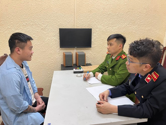 Đối tượng Lê Văn Hữu tại cơ quan công an. (Nguồn: Báo An ninh Thủ đô)