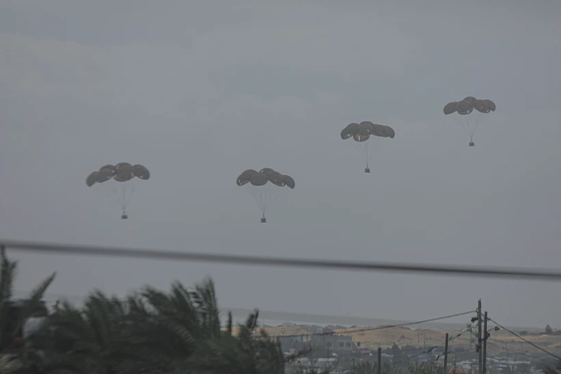 Hàng viện trợ được thả từ máy bay xuống Dải Gaza ngày 22/3/2024. (Ảnh: THX/TTXVN)