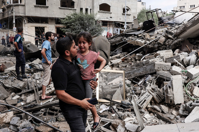 Cảnh đổ nát sau các vụ không kích của Israel tại Dải Gaza, ngày 7/10/2023. (Ảnh: AFP/TTXVN)