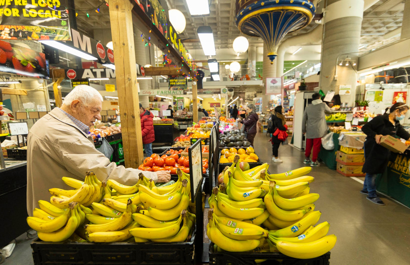 Người tiêu dùng mua sắm tại chợ ở Ontario, Canada ngày 21/3/2023. (Ảnh: THX/TTXVN)