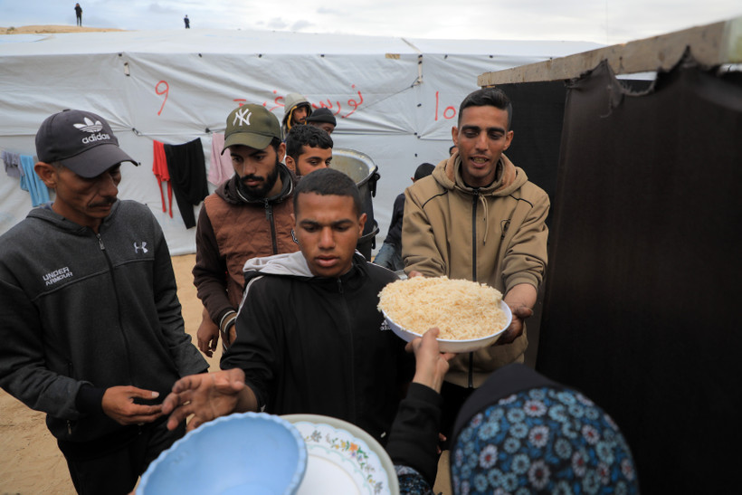 Người dân nhận thực phẩm cứu trợ tại thành phố Rafah, Dải Gaza ngày 18/3/2024. (Ảnh: THX/TTXVN)