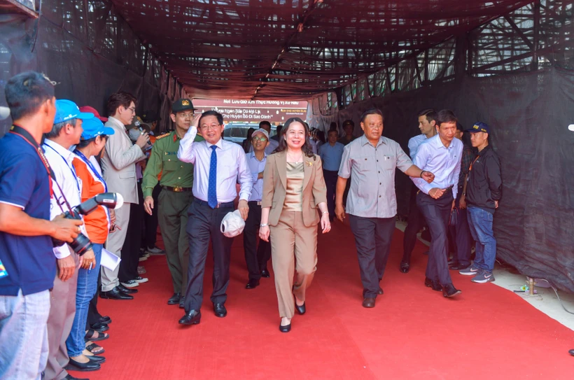 Quyền Chủ tịch nước Võ Thị Ánh Xuân tới dự lễ khai mạc Giải đua. (Ảnh: Sỹ Thắng/TTXVN)