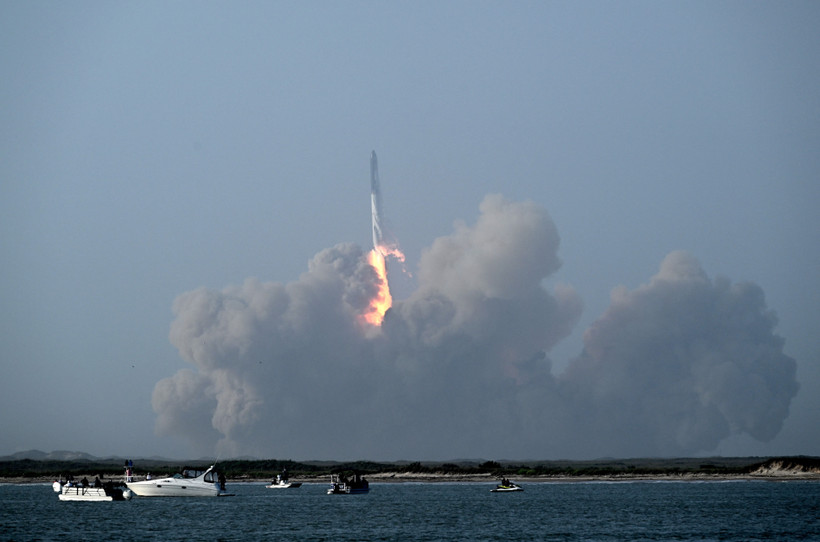 Tàu vũ trụ Starship thế hệ mới được phóng từ Sân bay vũ trụ Starbase của SpaceX ở Boca Chica, bang Texas, Mỹ, ngày 20/4/2023. (Ảnh: AFP/TTXVN)