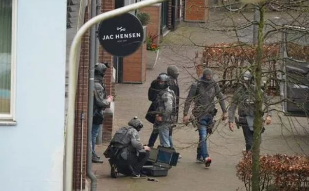 Cảnh sát đàm phán với kẻ bắt giữ con tin. (Nguồn: Shutterstock)