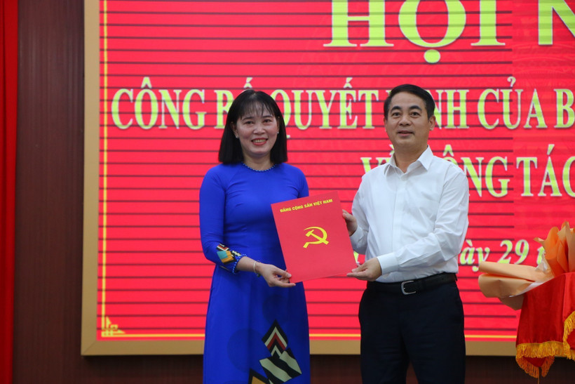 Trao quyết định cho bà Hồ Thu Ánh. (Ảnh: Duy Khương/TTXVN)