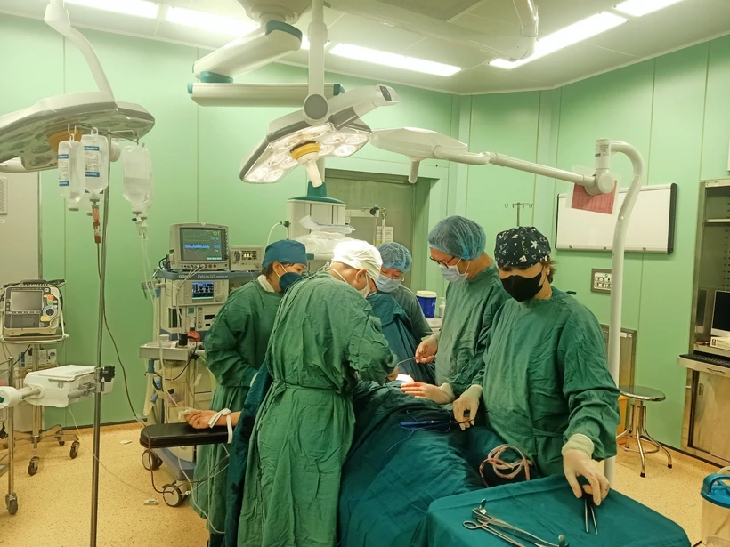 Nhờ "báo động đỏ," toàn bệnh viện đã cứu sống bệnh nhân nữ (14 tuổi), trú tại thành phố Vũng Tàu bị đâm thủng tim, phổi. (Ảnh: TTXVN phát)