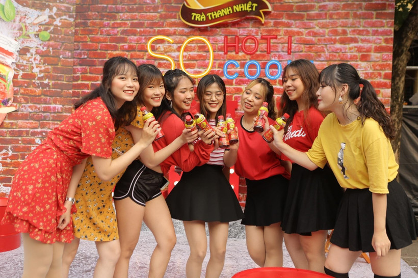 Nhiều người trẻ quẩy cháy phố mà không sợ nóng trong người nhờ thanh lọc cơ thể với Trà Thanh nhiệt Dr Thanh. (Nguồn: Vietnam+)