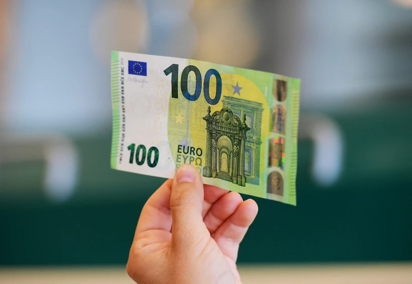 Tiền giấy mệnh giá 100 euro tại Ngân hàng Trung ương Bankitalia của Italy ở Rome. (Ảnh: AFP/TTXVN)