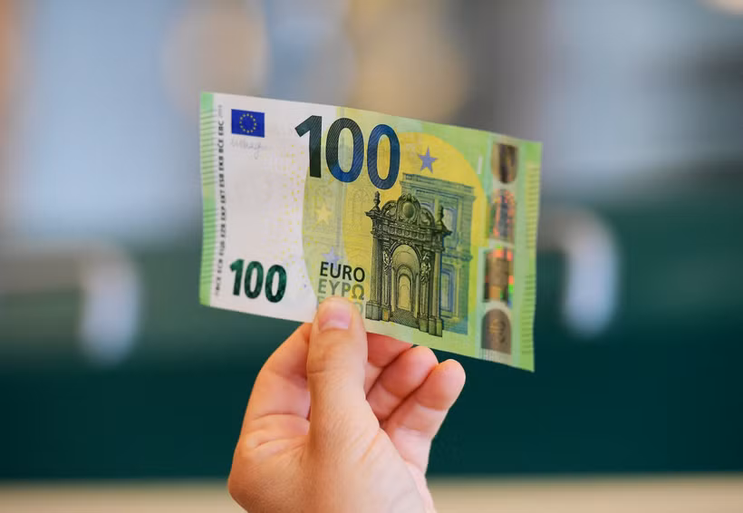Tiền giấy mệnh giá 100 euro tại Ngân hàng Trung ương Bankitalia của Italy ở Rome. (Ảnh: AFP/TTXVN)