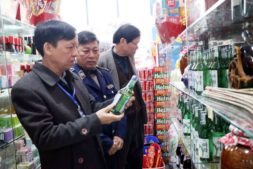 Đoàn kiểm tra liên ngành kiểm tra tại các cửa hàng tạp hoá, siêu thị. (Ảnh minh họa: Quân Trang/TTXVN)