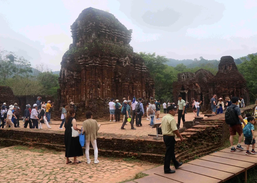 Du khách tham quan Di sản Văn hóa Thế giới Mỹ Sơn. (Ảnh: Đoàn Hữu Trung/TTXVN)