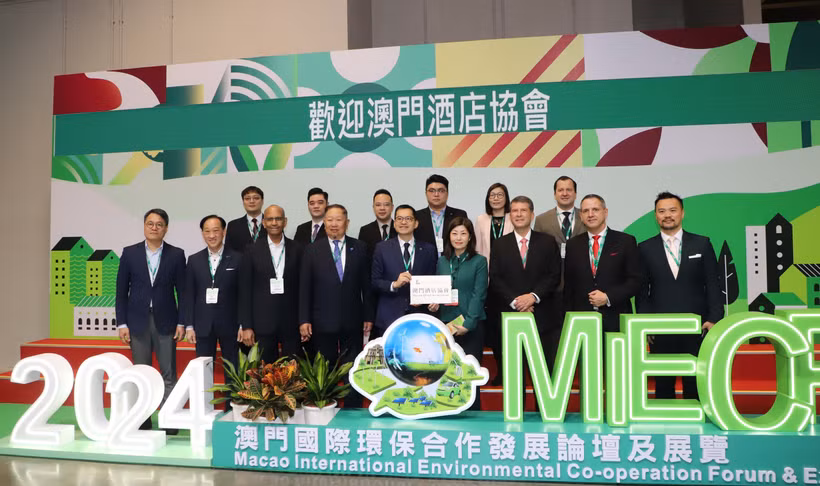 Ban tổ chức và đại biểu các nước tại lễ khai mạc MIECF 2024. (Ảnh: Xuân Vịnh/TTXVN)