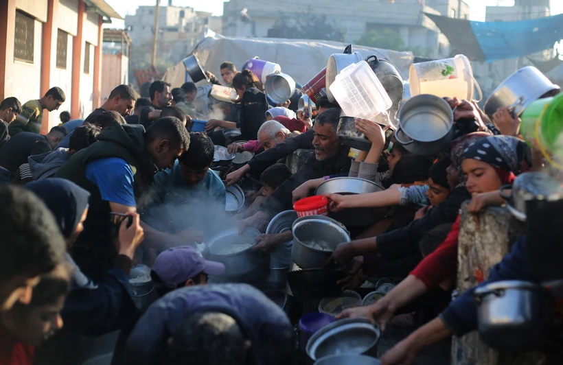 Người dân xếp hàng chờ được phát thức ăn cứu trợ tại Rafah, Dải Gaza, ngày 14/3/2024. (Ảnh: THX/TTXVN)