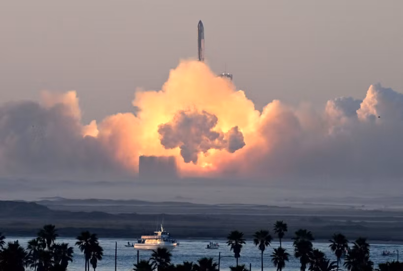Tên lửa đẩy Super Heavy mang theo tàu vũ trụ Starship rời bệ phóng tại Boca Chica, bang Texas (Mỹ) trong lần phóng thử nghiệm thứ hai, ngày 18/11/2023. (Ảnh: AFP/TTXVN) 