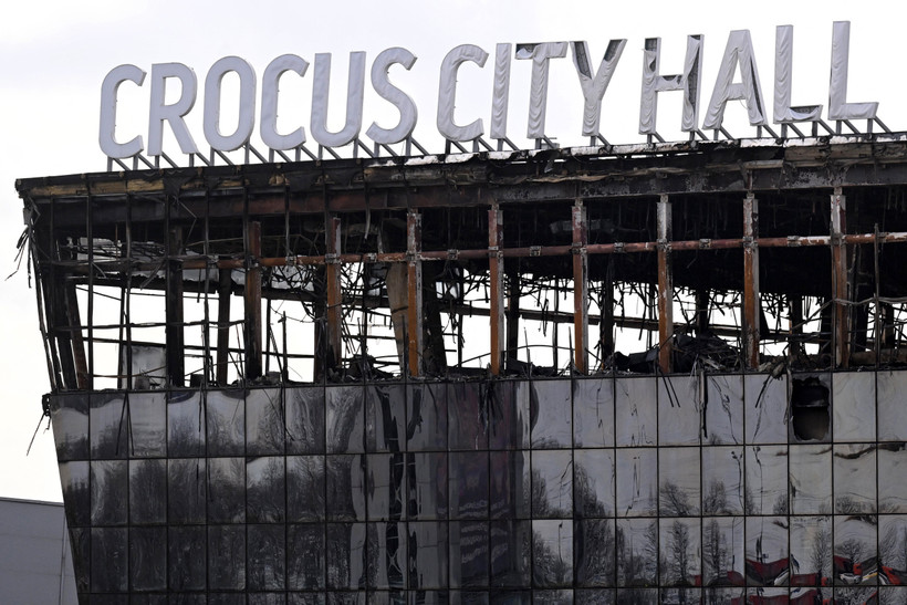 Nhà hát Crocus City Hall ở ngoại ô Moskva, Nga cháy rụi sau vụ tấn công khủng bố, ngày 26/3/2024. (Ảnh: AFP/TTXVN)