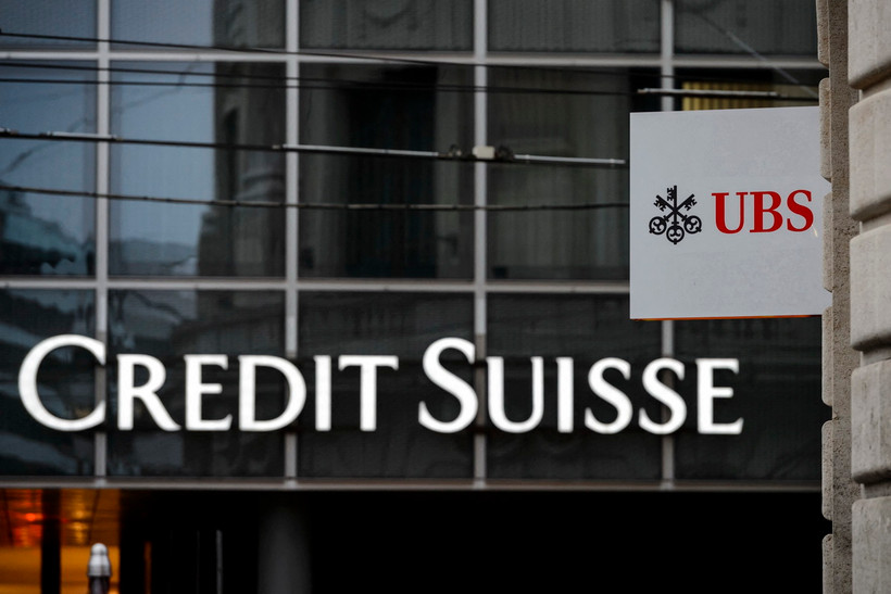 Logo các "đại gia" ngân hàng Thụy Sĩ UBS và Credit Suisse tại Basel. (Ảnh: AFP/TTXVN)