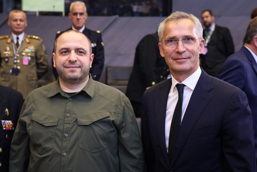 Bộ trưởng Quốc phòng Ukraine Rustem Umerov (trái) và Tổng Thư ký NATO Jens Stoltenberg (phải). (Ảnh: AFP/TTXVN)
