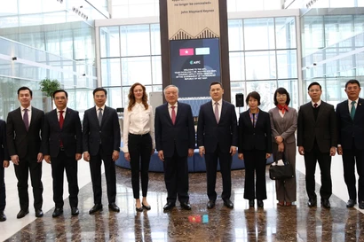 Phó Thủ tướng Thường trực Nguyễn Hoà Bình và đoàn công tác Chính phủ khảo sát Trung tâm tài chính quốc tế Astana. (Ảnh: Tâm Hằng/TTXVN)